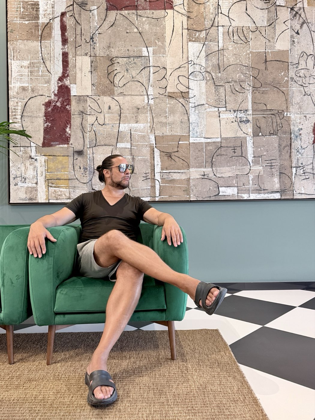Joaquín Cortés in a green armchair at the resort
