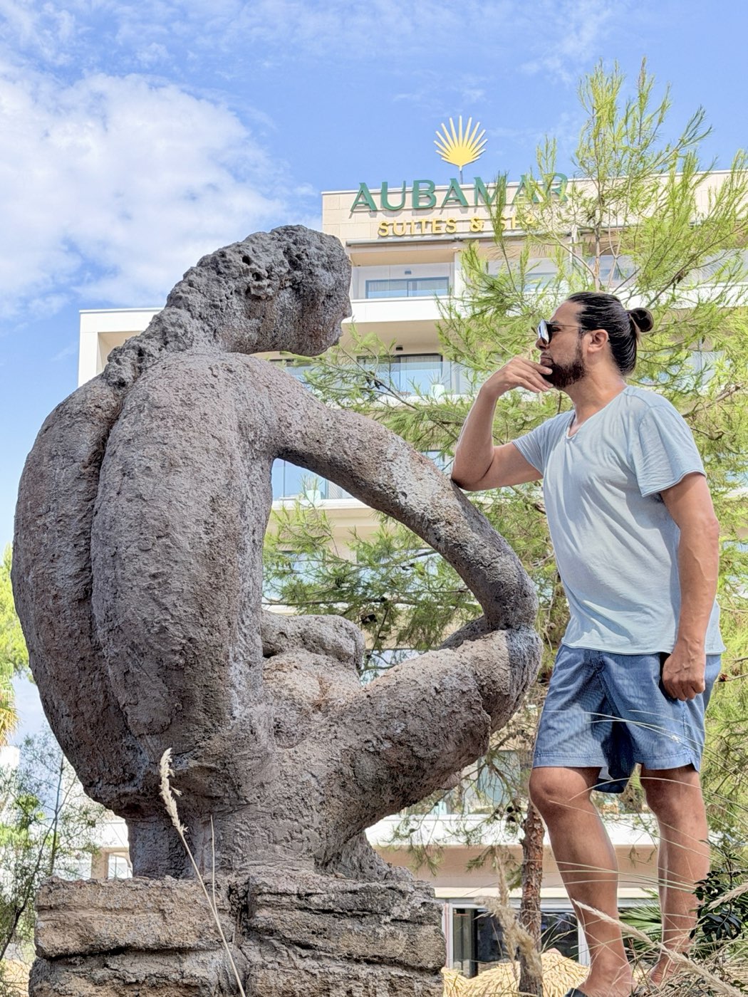 Joaquín Cortés next to a sculpture under the Aubamar sign