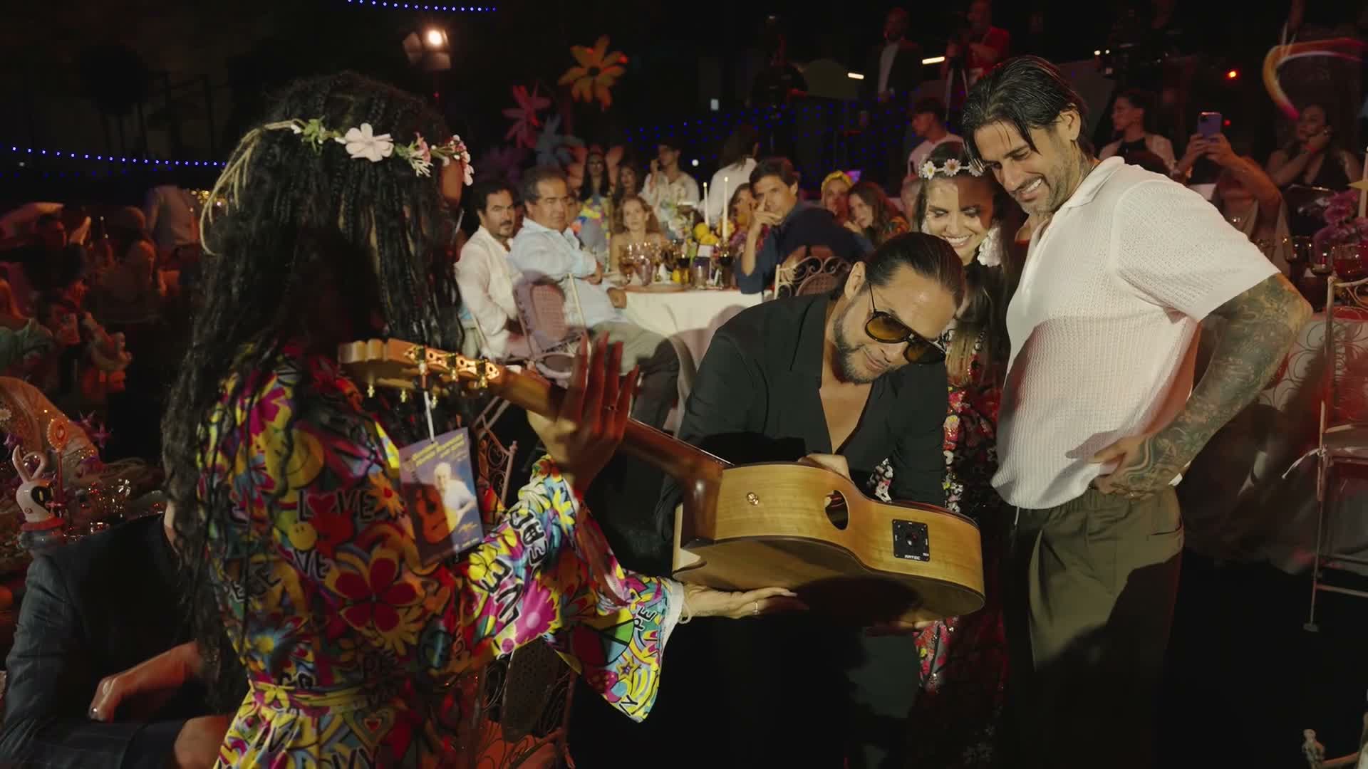 The moment the guitar was signed, on the table, during the gala