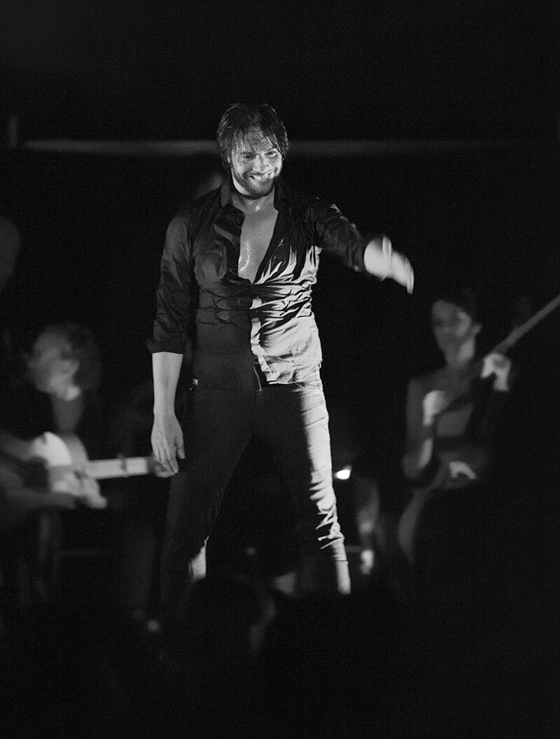 Joaquín Cortés en pleno zapateado, blanco y negro