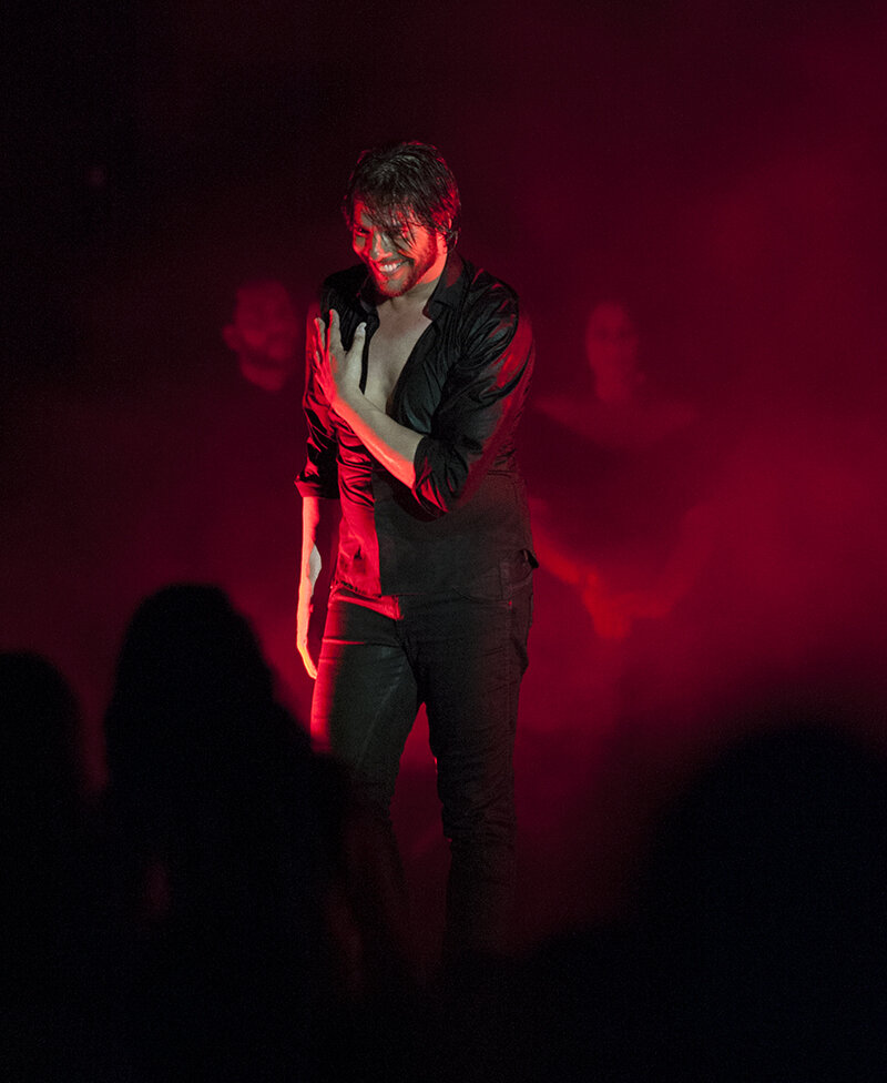 Joaquín Cortés bajo luz roja