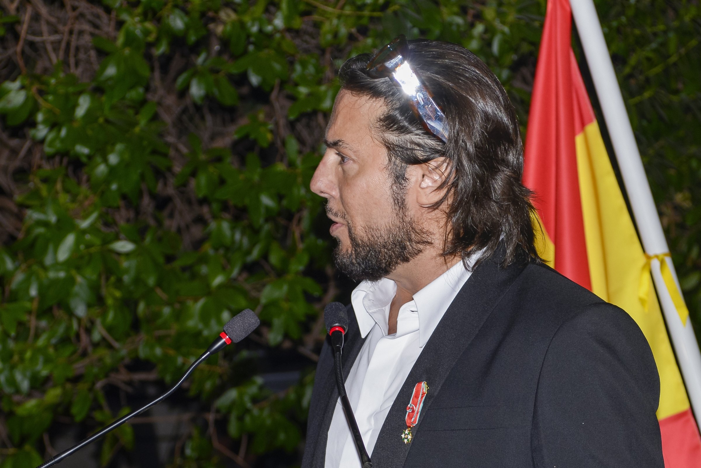 Joaquín Cortés en el atril, con la insignia de la Stella d'Italia ya en la solapa