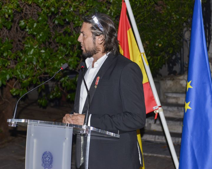 Joaquín Cortés, ya condecorado, se dirige a los invitados