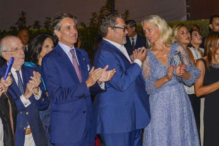 Los invitados aplauden tras la imposición