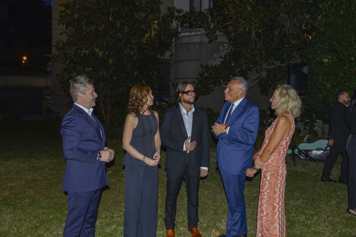 Joaquín Cortés con invitados durante la recepción