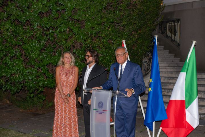 Joaquín Cortés con invitados durante la recepción