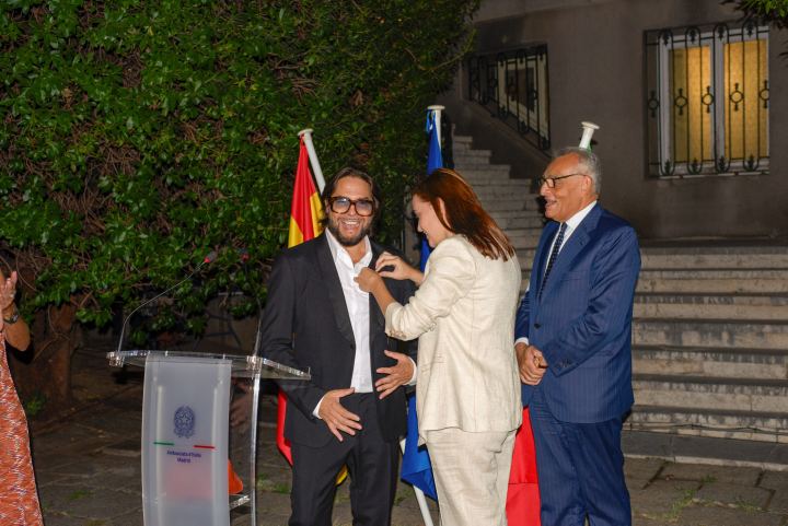Imposición de la insignia de Ufficiale dell'Ordine della Stella d'Italia a Joaquín Cortés