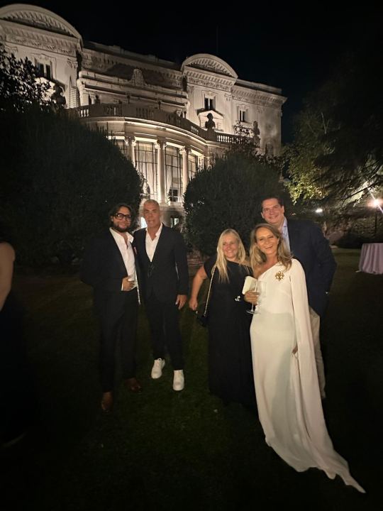 Invitados en el jardín de la Embajada de Italia