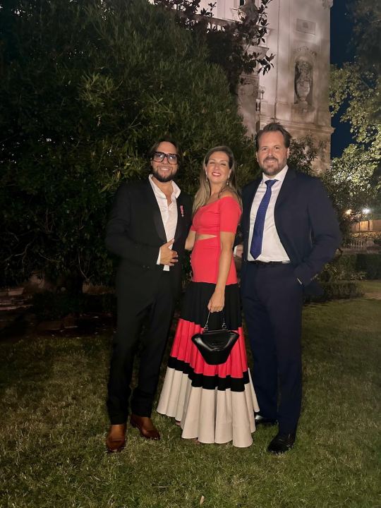 Invitados en el jardín de la Embajada de Italia