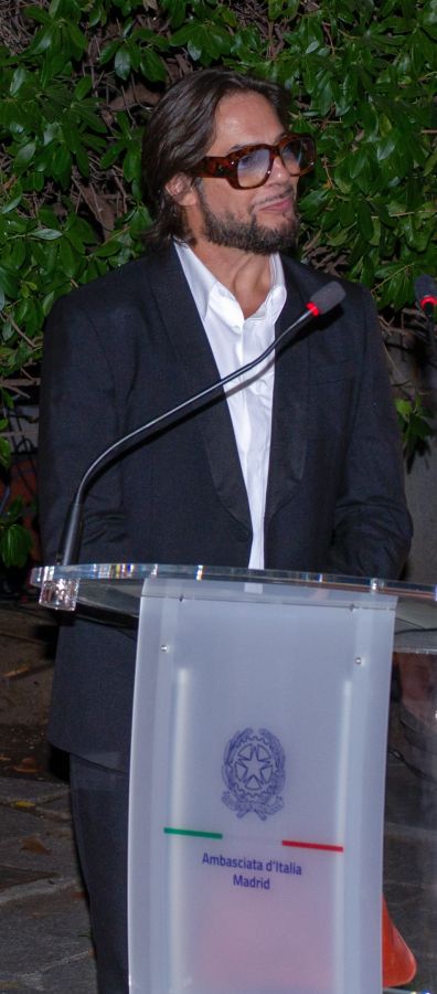 Joaquín Cortés en el atril de la Embajada
