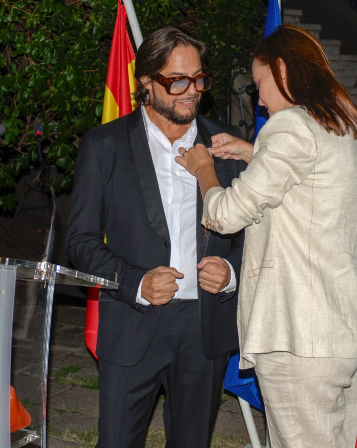 Joaquín Cortés durante la imposición de la insignia