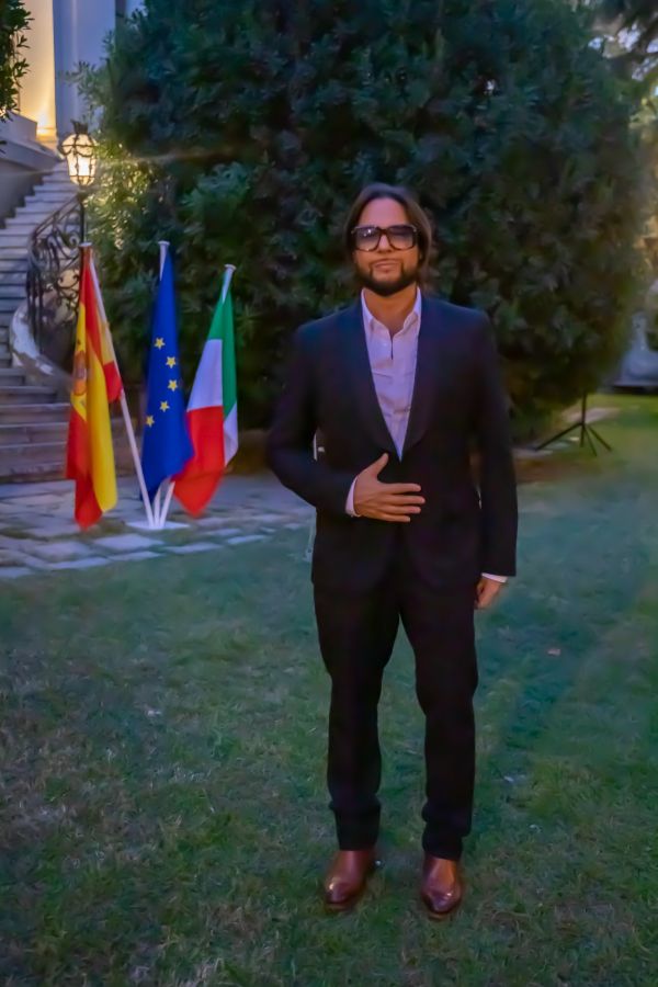 Joaquín Cortés en el jardín de la Embajada de Italia en Madrid
