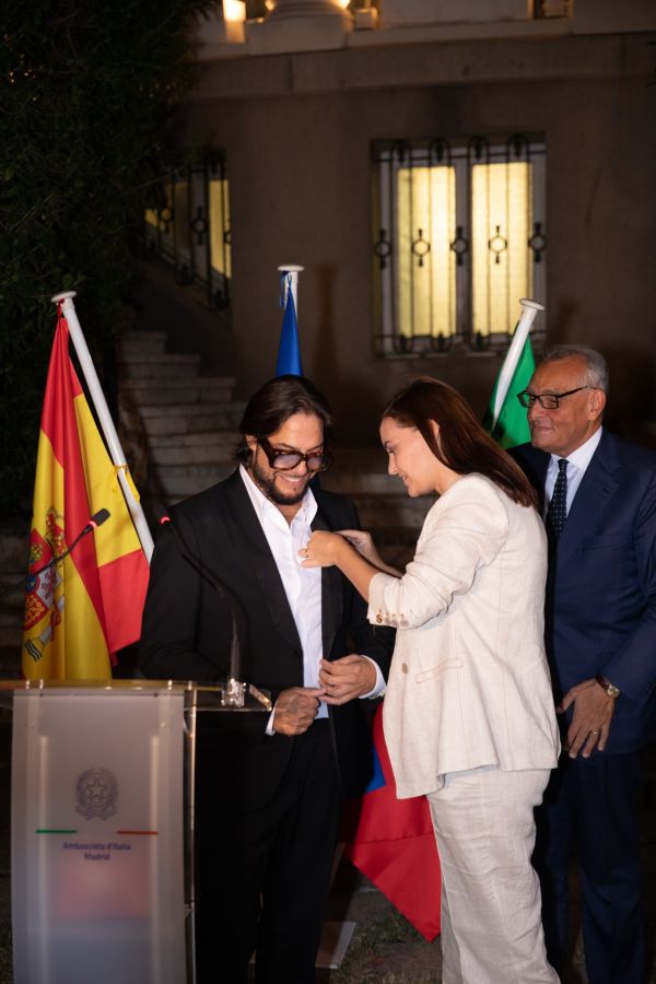 La imposición de la insignia ante el embajador Giuseppe Buccino Grimaldi